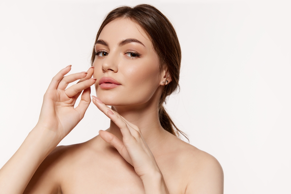 ผู้หญิงแก้ปัญหาปากไม่เท่ากัน ด้วยการฉีดฟิลเลอร์ จนปากอวบอิ่ม สมดุล