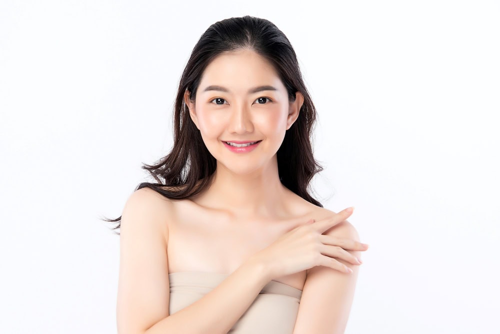 ผู้หญิงมีดอลลี่อาย ทำให้ใบหน้าดูอ่อนเยาว์